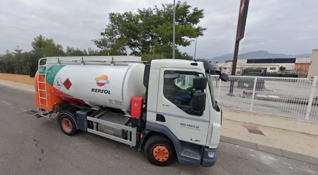 Camión de reparto de gasóleo a domicilio en Alicante